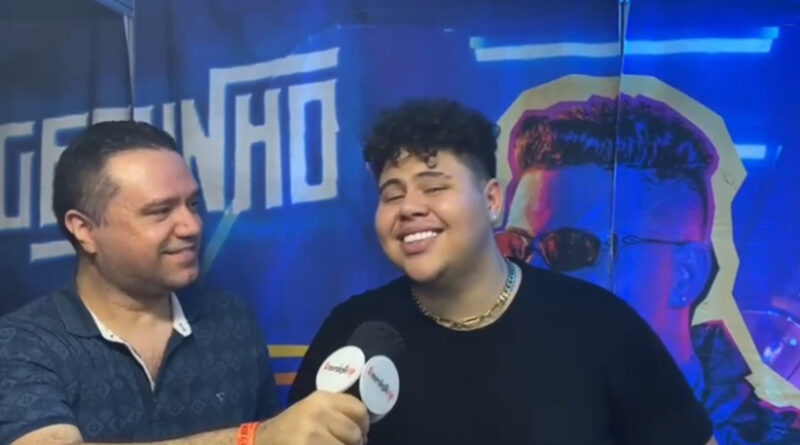 TV NordesteVIP: Entrevista com cantor Rogerinho no Bloquinho Maria Fifi