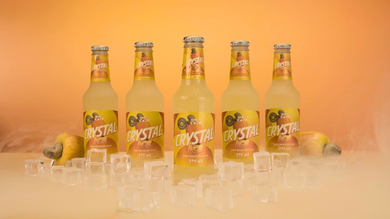 Crystal Ice lança bebida inédita sabor caju, feita com suco da fruta do Nordeste