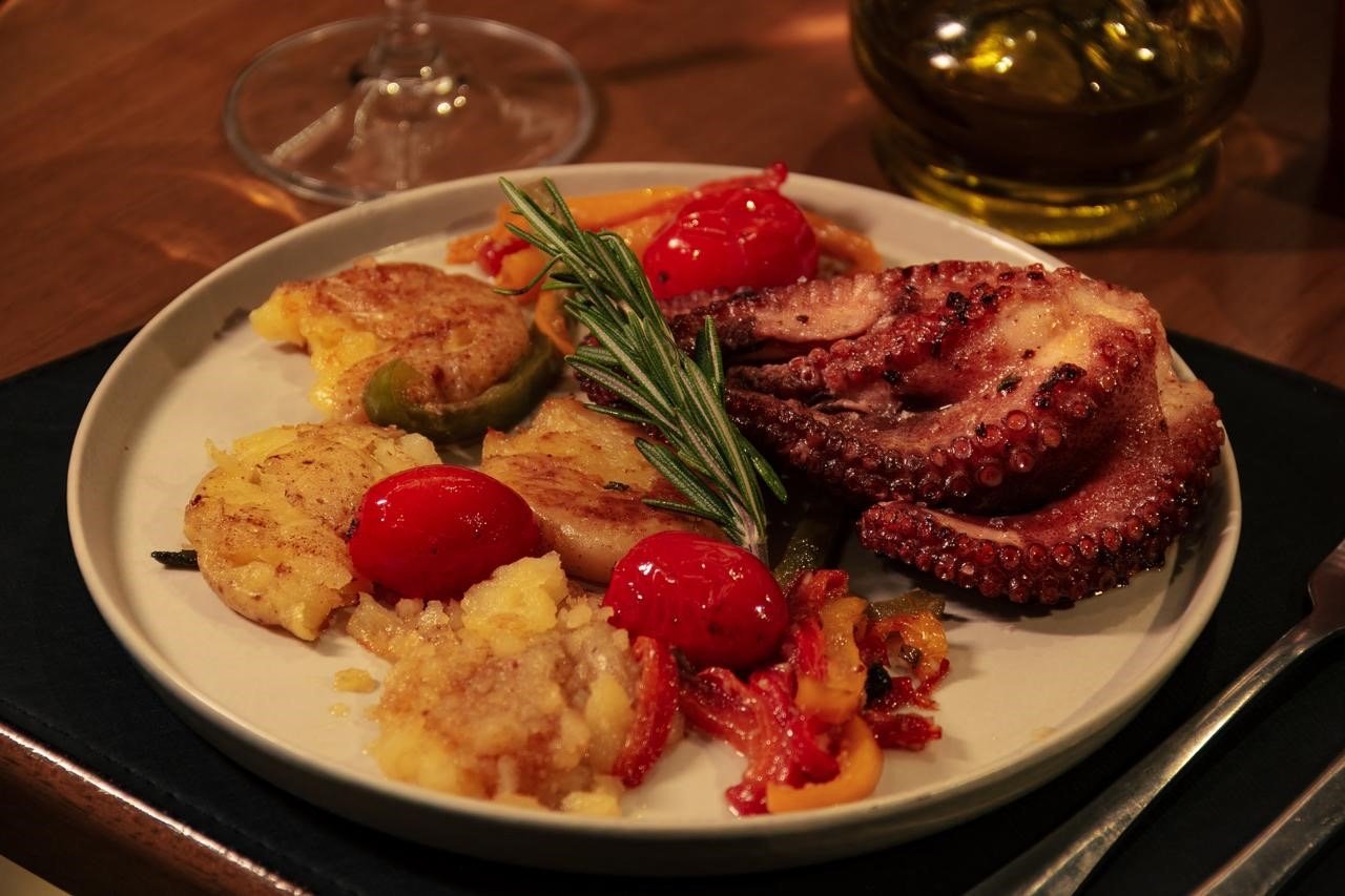 Felipe Adjafre assina a nova marca ‘Art Vino & Cucina’, ampliando a experiência gastronômica, diversificando rótulos e imprimindo boa música em Fortaleza