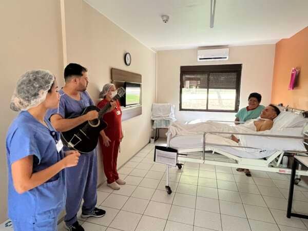 CCC promove projeto temático de Páscoa com sobremesa de chocolate e apresentações musicais para pacientes internados