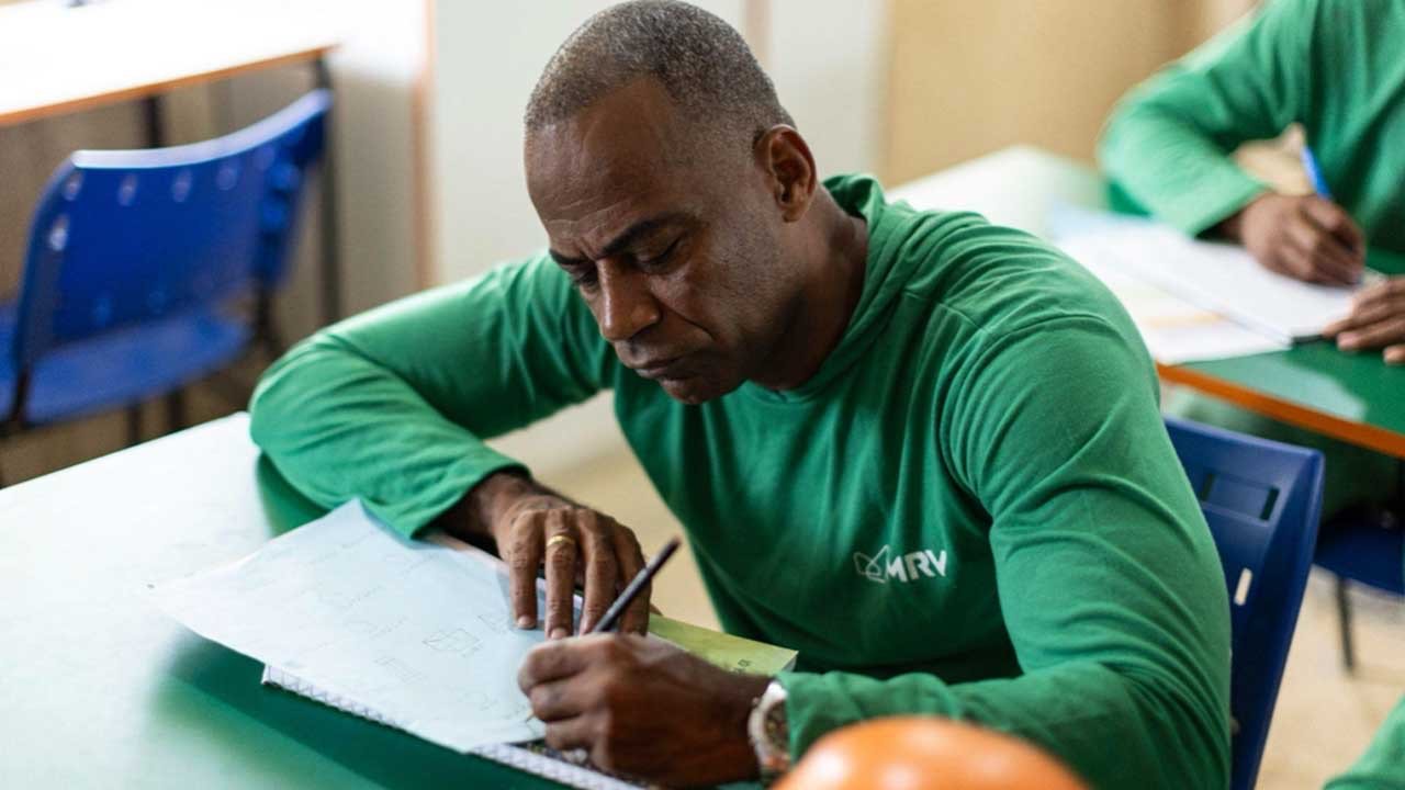 Dia Nacional da Educação é celebrado na MRV com o Programa “Escola Nota 10”, que alfabetiza colaboradores das suas obras