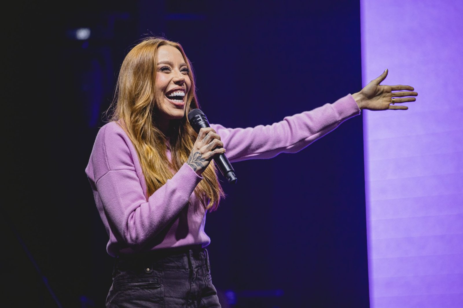 Julliany Souza divide cena com Gabriela Rocha, Nívea Soares e Diante do Trono em novo audiovisual