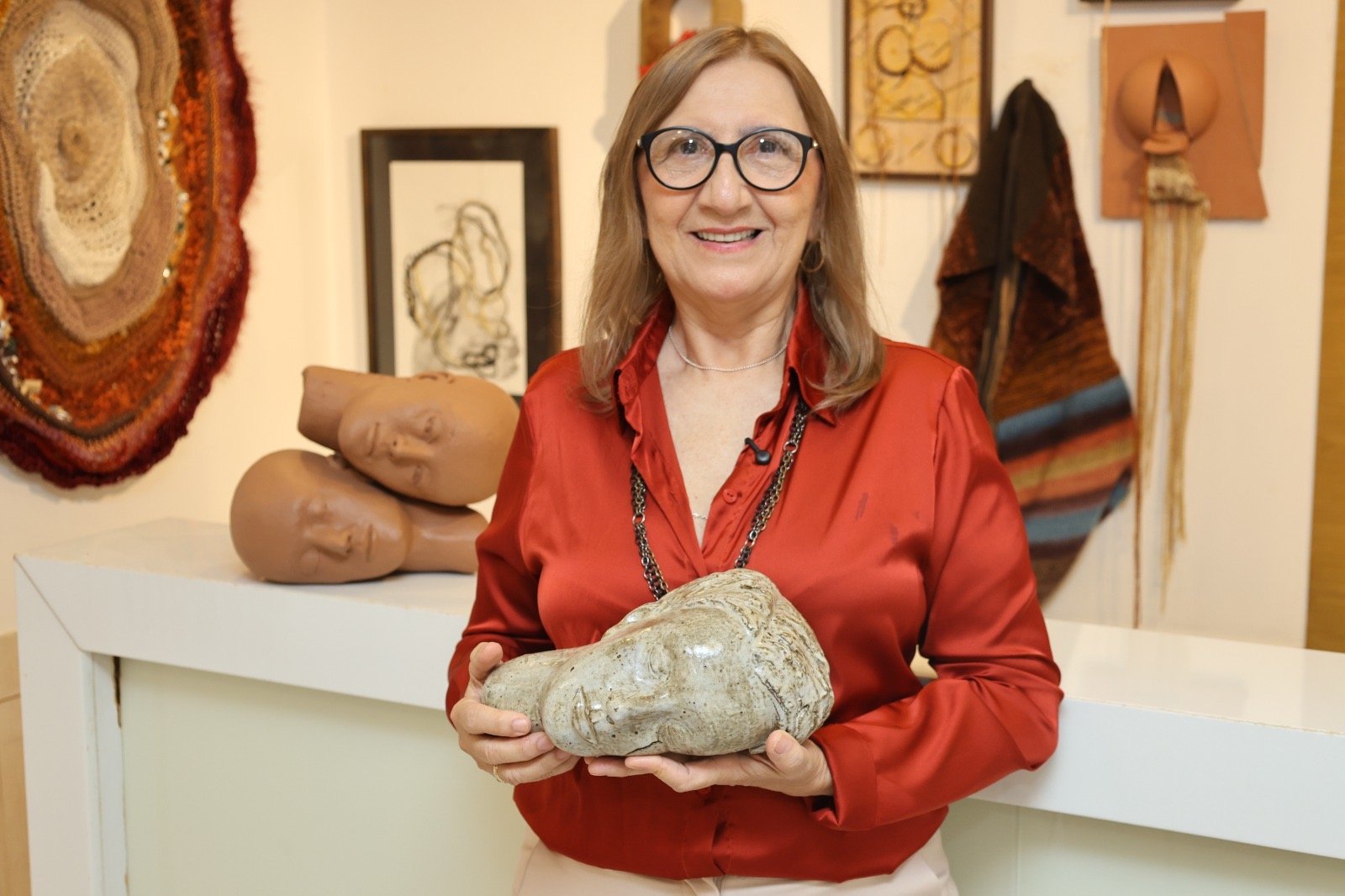 Jacinta Cavalcante abre o ciclo de exposições 2026 do TCE-CE com a mostra “Onde moram as lembranças”.