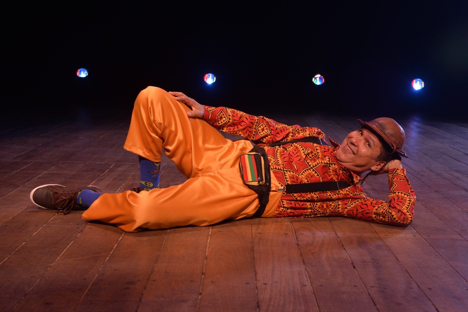 Teatro Brasil Tropical recebe Gil Soares no projeto Terça de Graça