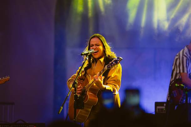 Júlia Dantas homenageia Marília Mendonça em show gratuito no RioMar Kennedy