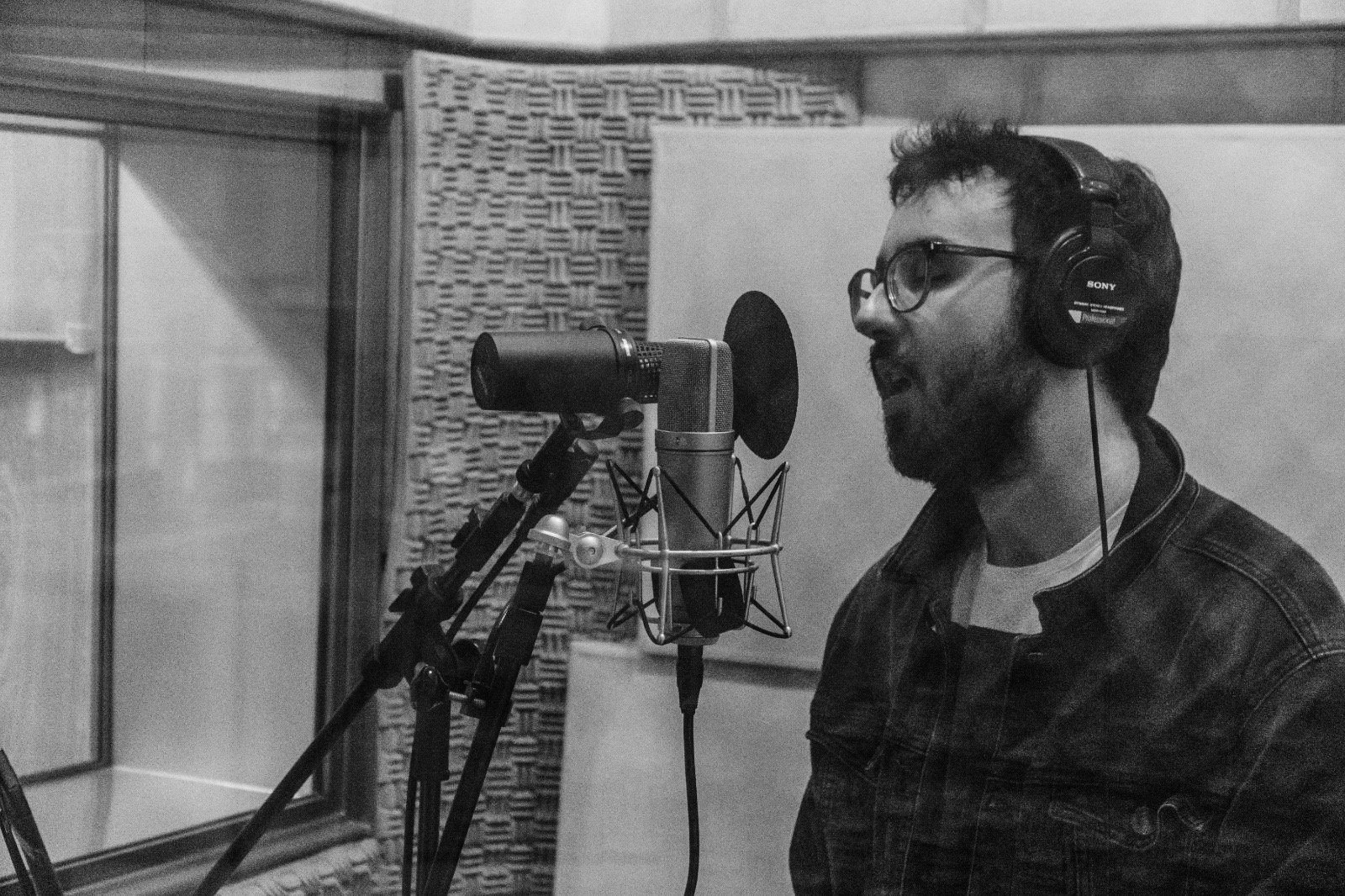 AMESLARI lança os novos singles “Absence” e “A Billion Different Ways To Find You”
