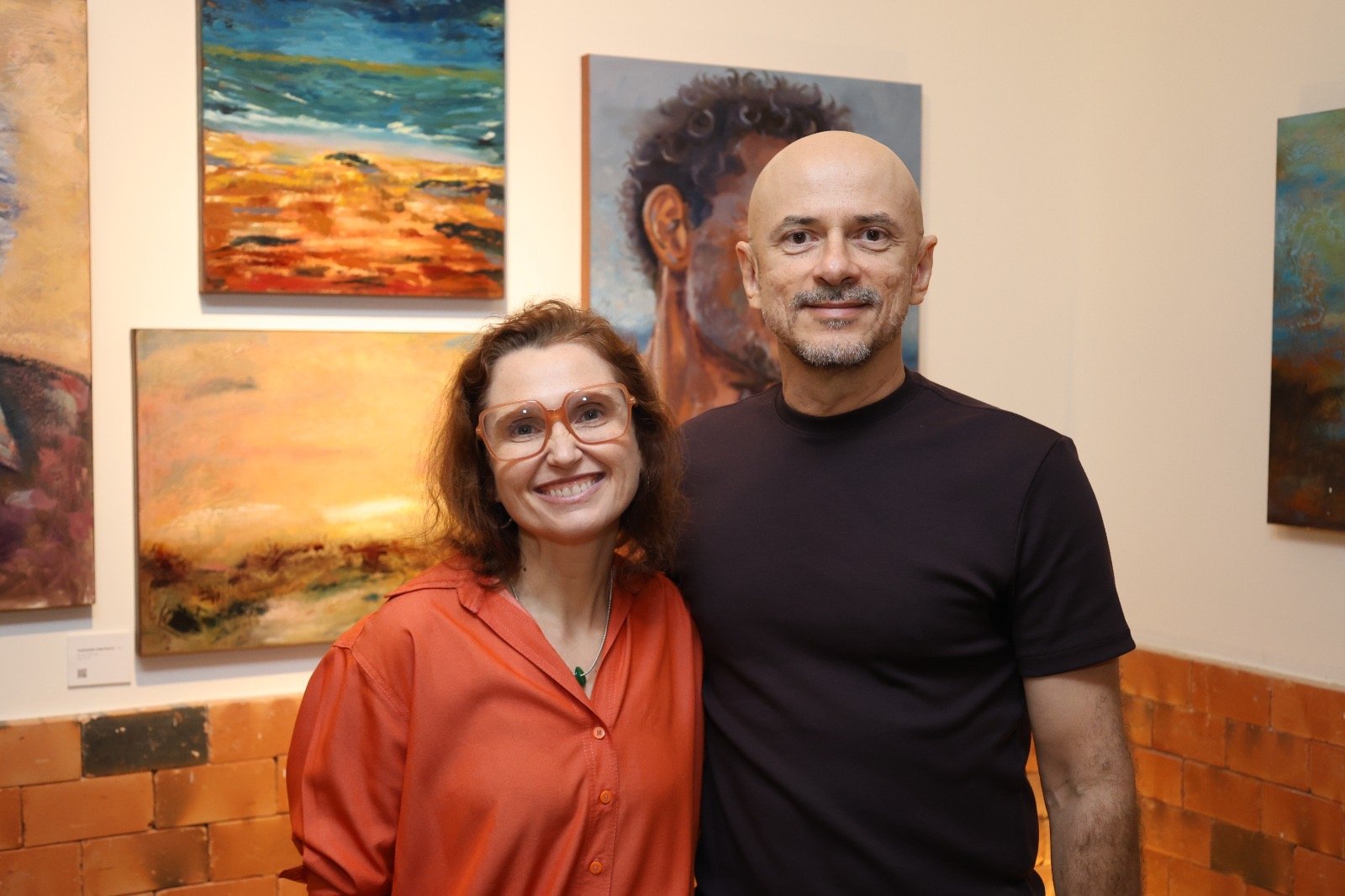 Artista visual Tito Flávio realiza visita mediada na exposição ‘Topografias da Memória’ no Ônix Experience
