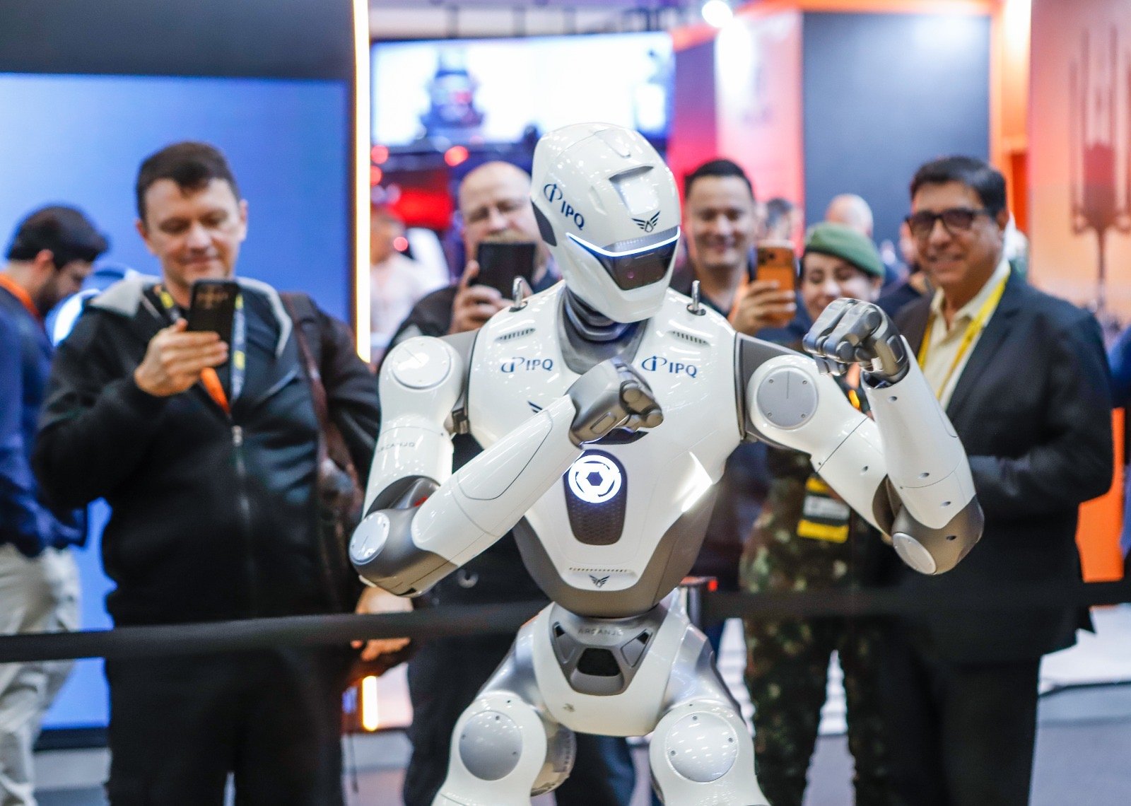 O Futuro da Segurança: Robô Humanoide Policial Desponta na COP Internacional
