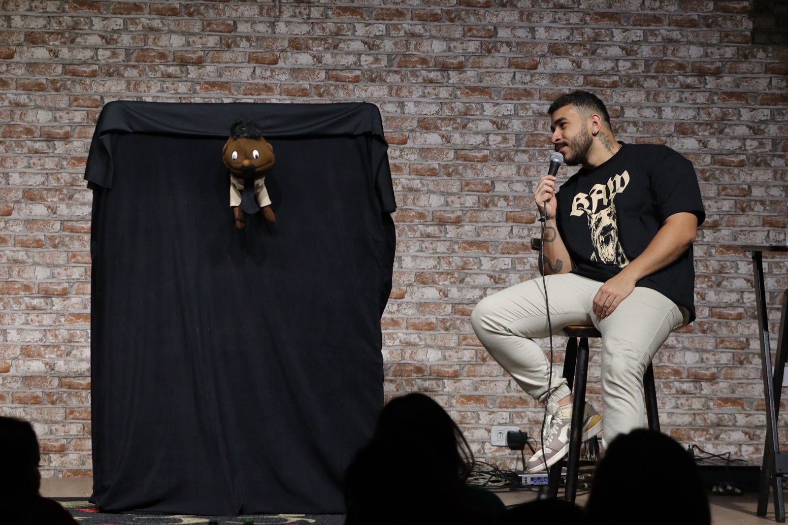 Pastor Machado e Magno Martins comandam espetáculo de humor no Teatro Brasil Tropical