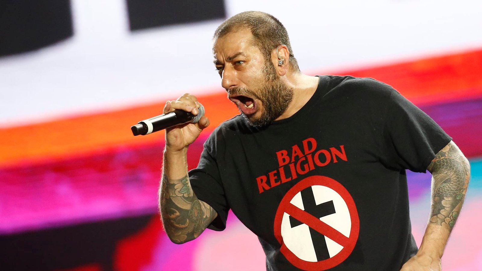 RIO DE JANEIRO, BRAZIL - SEPTEMBER 08: Fernando Badauí, singer of Brazilian rock band CPM 22, performs at the Mundo stage at Cidade do Rock during the Rock in Rio Festival on September 8, 2022 in Rio de Janeiro, Brazil. (Photo by Wagner Meier/Getty Images)