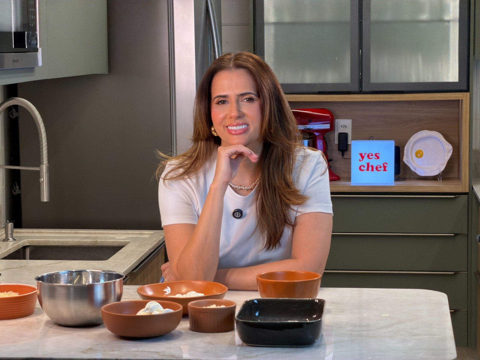 Da cozinha de casa para as redes sociais, Nara Bastos ensina receitas de família e incentiva o empreendedorismo gastronômico