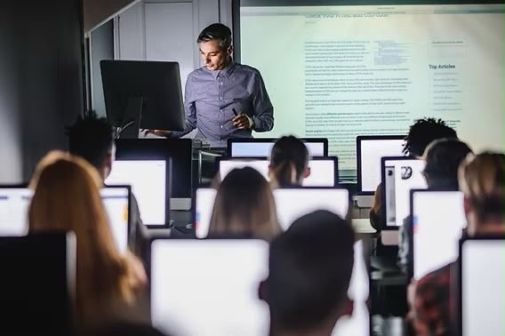 IA na educação pública: novas regras do CNE reforçam necessidade de capacitar profissionais