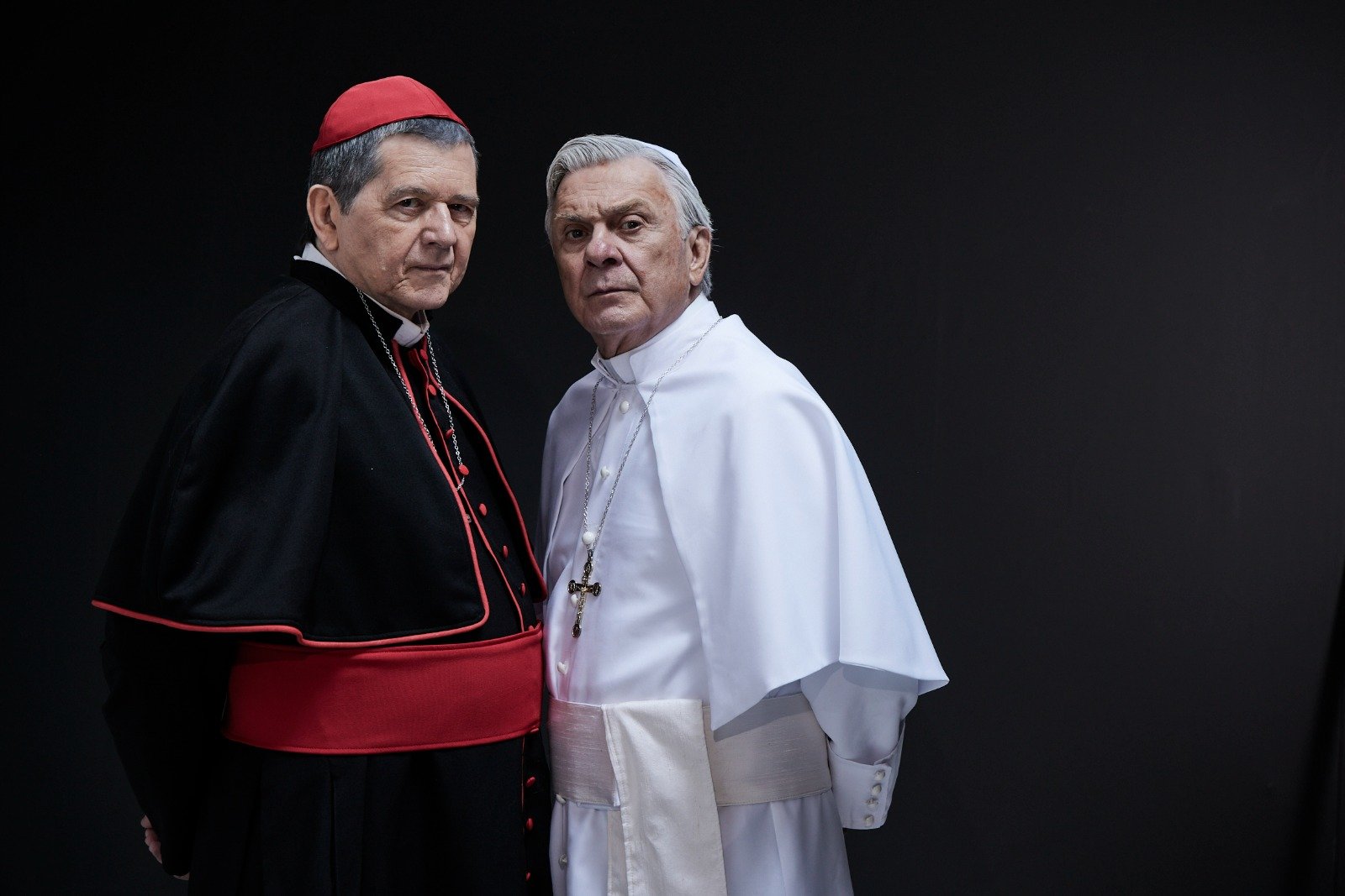 “DOIS PAPAS” CHEGA À CAIXA CULTURAL FORTALEZA APÓS REUNIR MAIS DE 40 MIL ESPECTADORES PELO BRASIL