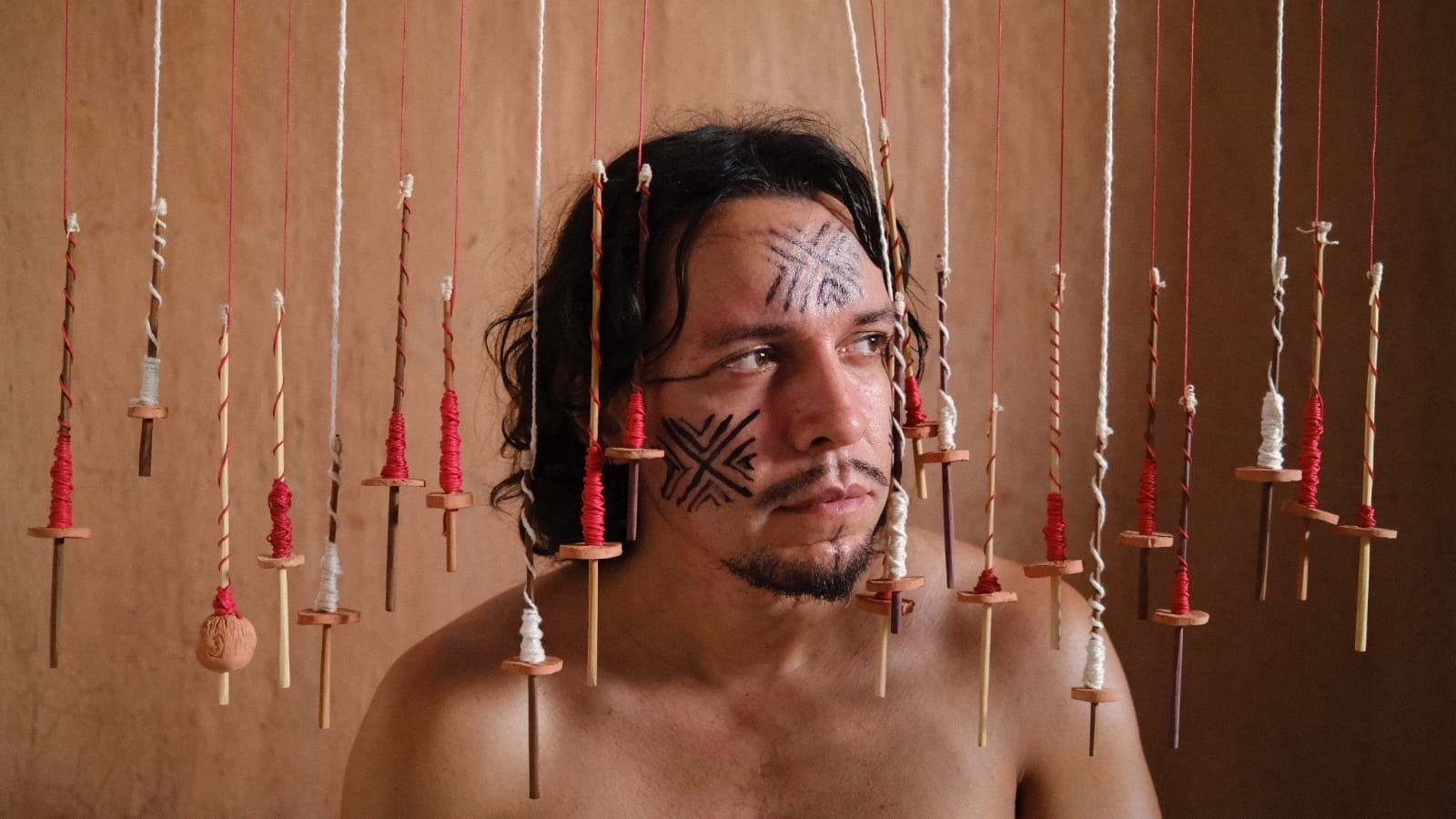 CAIXA CULTURAL FORTALEZA APRESENTA EXPOSIÇÃO QUE EXALTA MEMÓRIA INDÍGENA COM OBRAS DE ARTE EM ALGODÃO