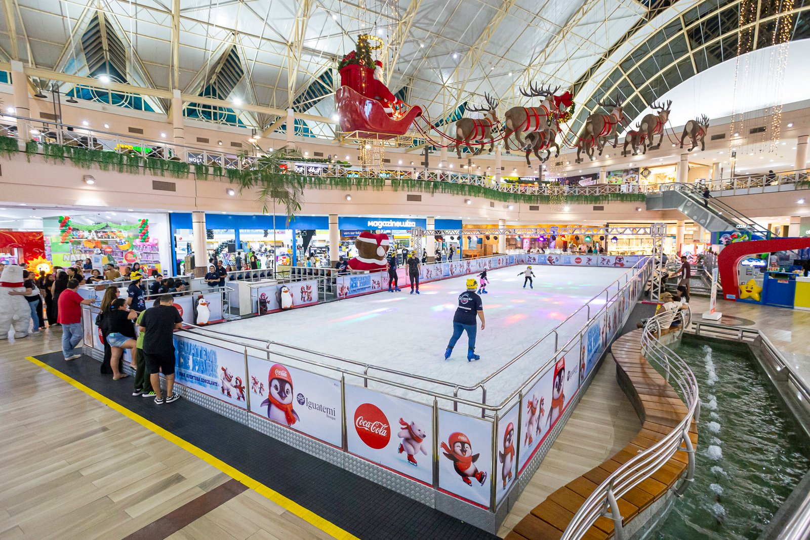 Maior pista itinerante de patinação no gelo do Brasil retorna ao Iguatemi Bosque como atração especial para o mês das crianças