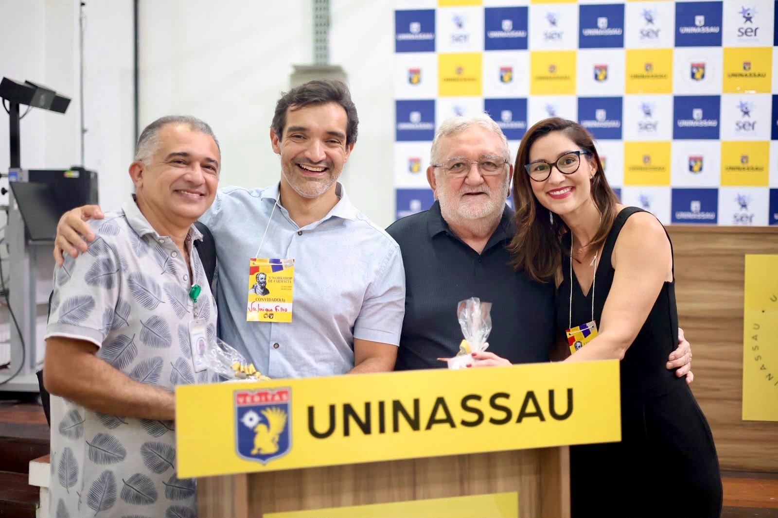 Valmique Filho recebe homenagem durante V Workshop de Farmácia na Uninassau